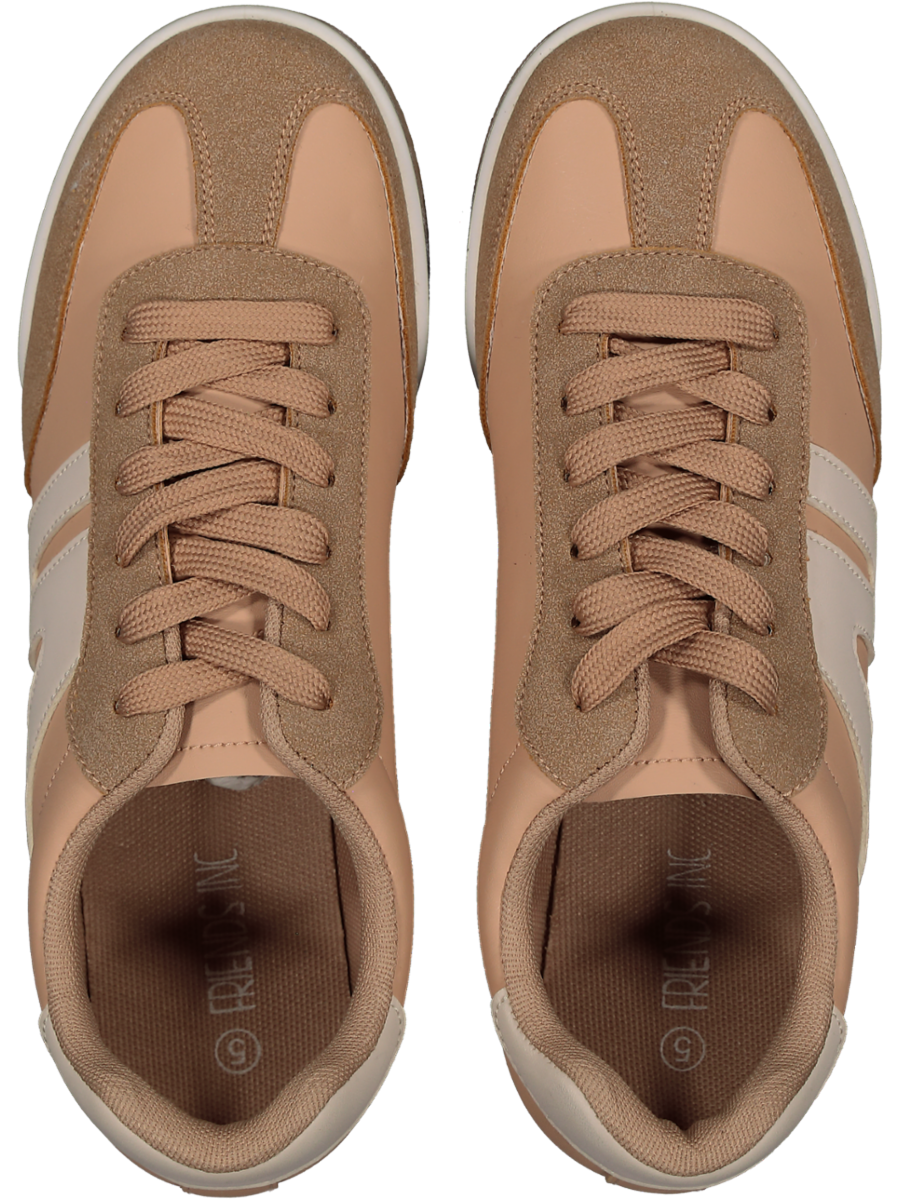 Low-Top Retro Sneaker